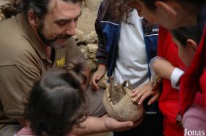 Tatou présenté à de jeunes enfants