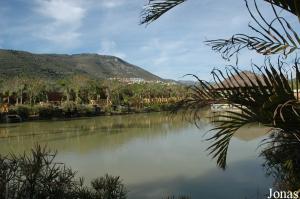 Vaste plan d'eau situé après l'entrée