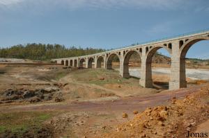Immense aqueduc dominant l'ancien enclos des éléphants