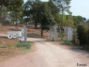 Entrée de l'enclos des zébus et des buffles