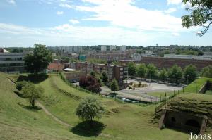 Enclos de contact et vue sur les banlieues environnantes