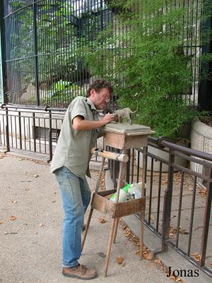 Artiste sculptant une panthère de Chine