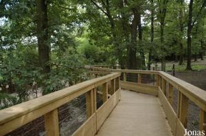 Passerelle traversant l'enclos des cervidés