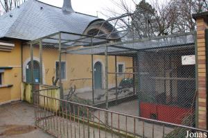 Cage des grands tétras et bâtiment historique