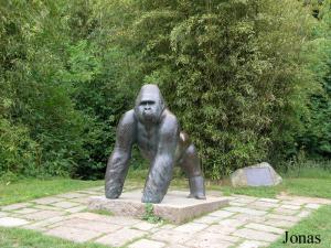 Statue de Jambo, gorille mâle
