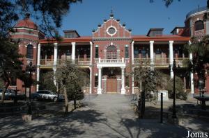 Bâtiment administratif situé à l'ouest du parc