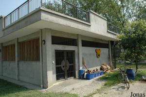 Un des bâtiments pour accueillir les ours recueillis au centre
