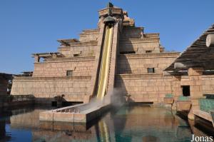 Bassin des requins et toboggans à Aquaventure