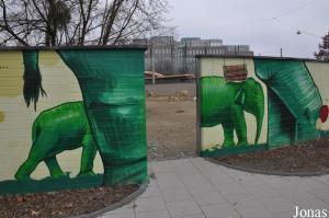 Enclos des onagres de Perse vu de l'extérieur du zoo